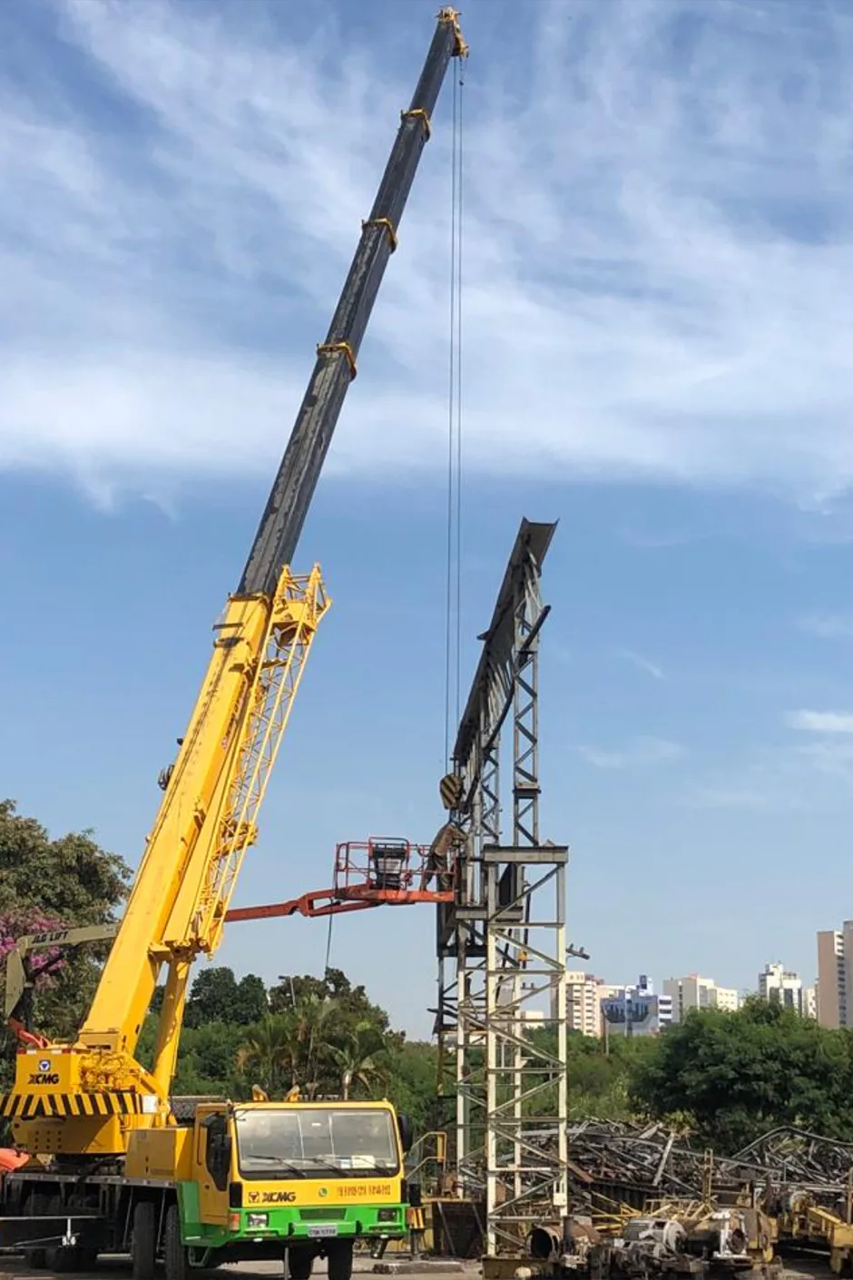 Guindaste utilizado em operação industrial