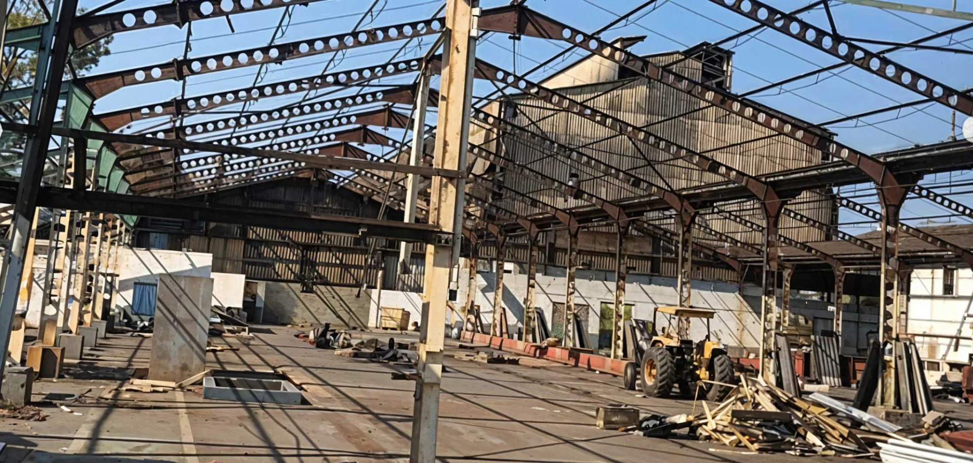 Estrutura industrial em processo de desmonte pela VitoriaFer