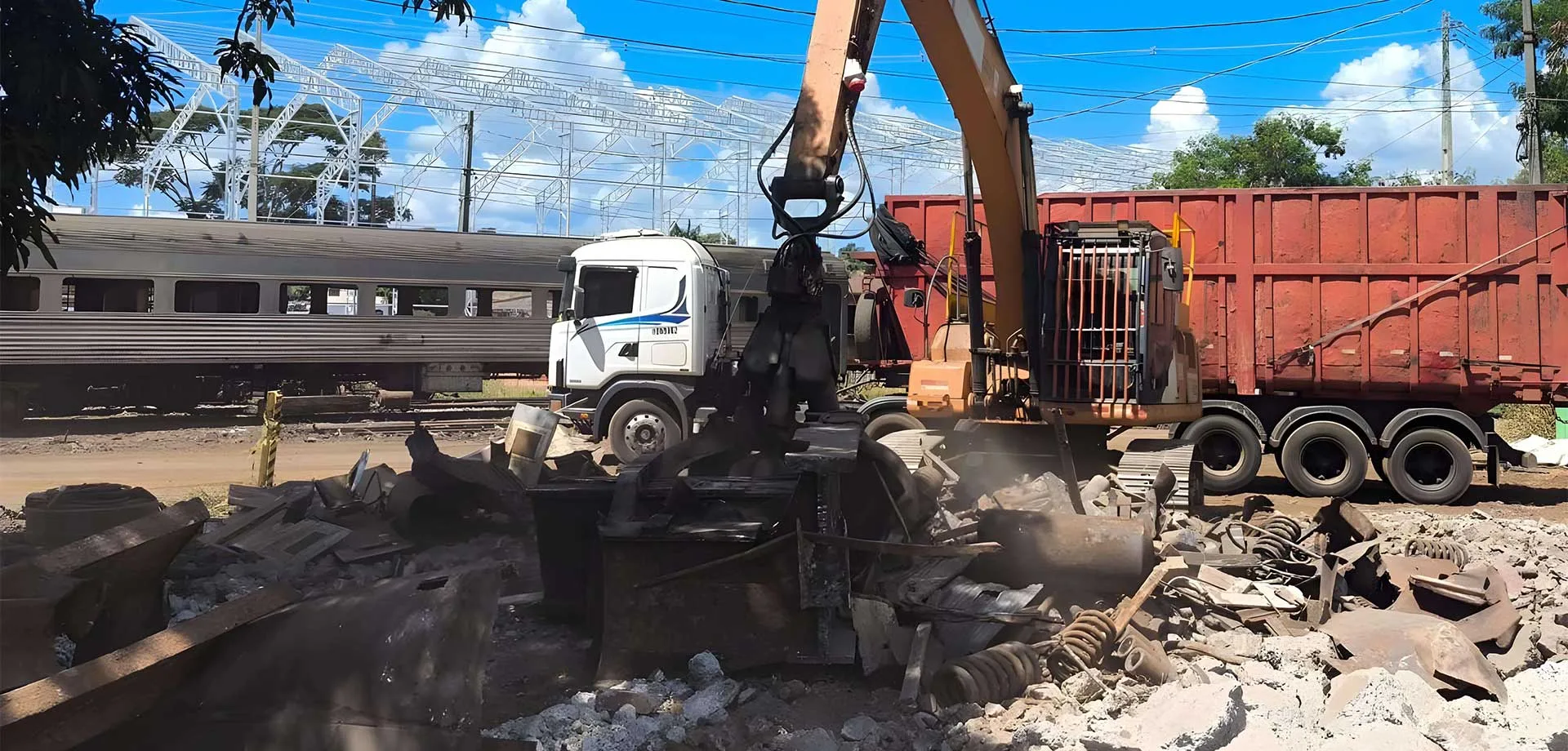 Operação de separação e carregamento de sucatas industriais